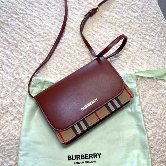 AUTHENTIC Burberry Hampshire Canvas Compact Leather
Bag - Picture 1 of 5